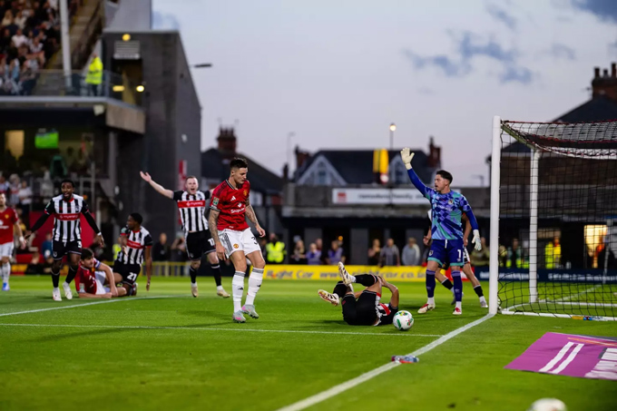 Sesko tỏ ra vô hại trước hàng thủ Grimsby