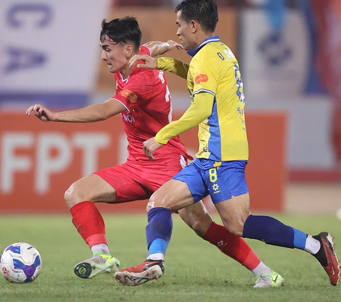 Brandon Ly có lần đầu tiên ra sân ở V.League - Ảnh: VPF 