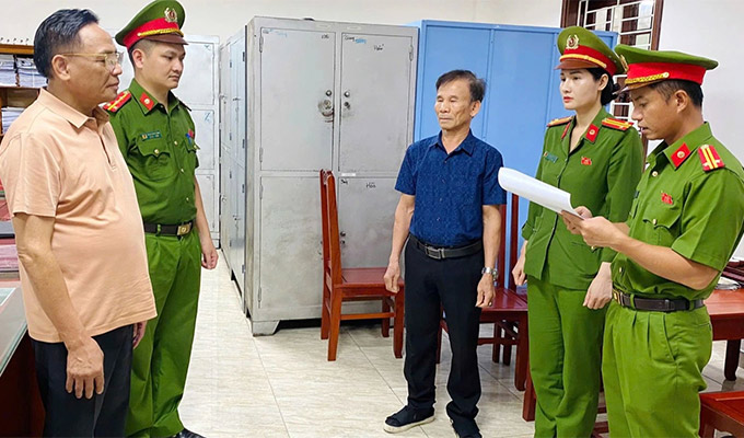 Công an tống đạt các quyết định tố tụng đối với ông Cao Tiến Đoan. Ảnh: Công An Thanh Hóa 