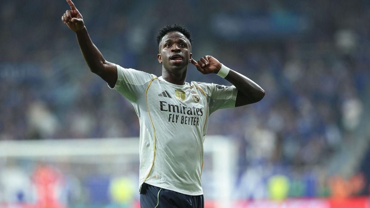 Hành động khiếm nhã của Vinicius với CĐV của Real Oviedo trên sân Carlos Tartiere gần đây