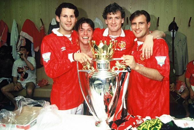 Giggs (ngoài cùng bên trái) và kế bên là Sharpe bên cạnh chiếc Cúp vô địch của MU
