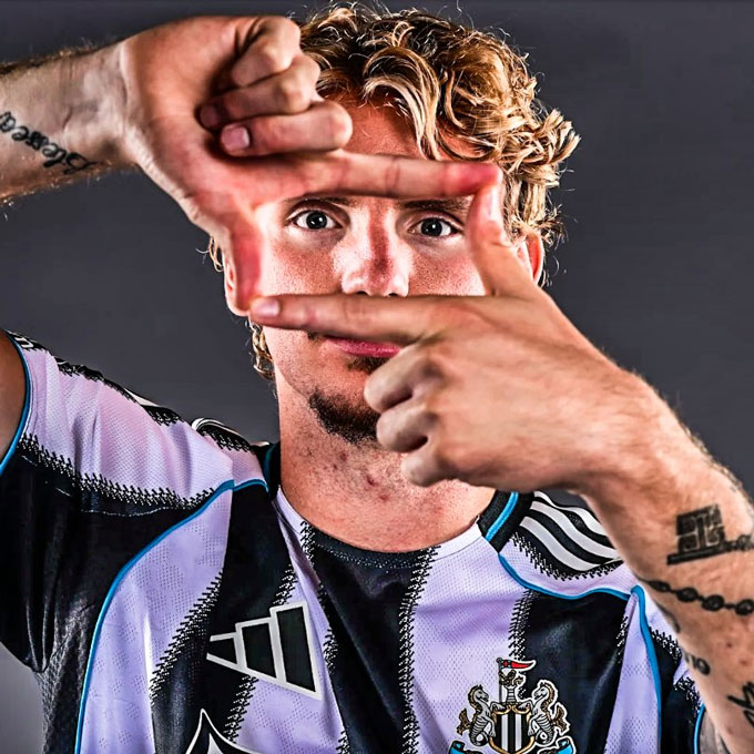 Newcastle công bố tân binh Woltemade