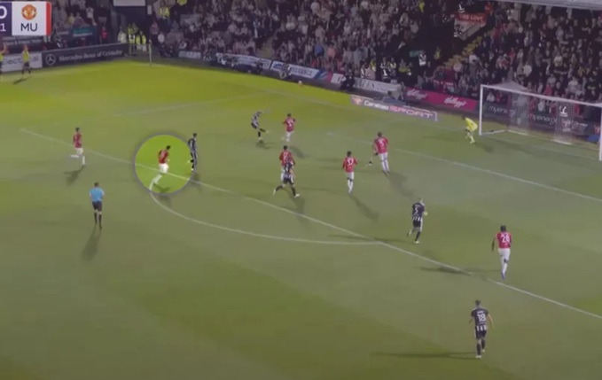 Tình huống Ugarte đủng đỉnh lùi về khiến MU phải chịu bàn thua đầu tiên trước Grimsby Town
