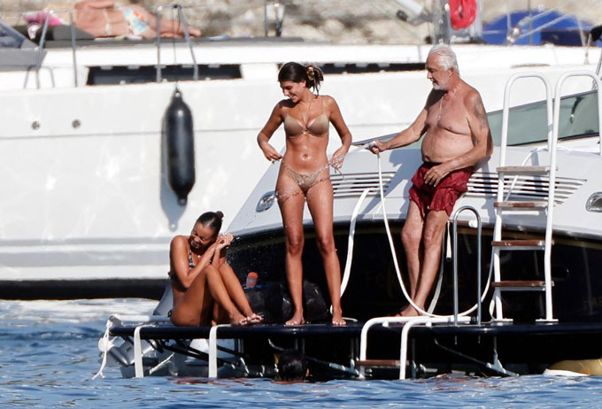 Flavio Briatore vui đùa cùng gái trẻ