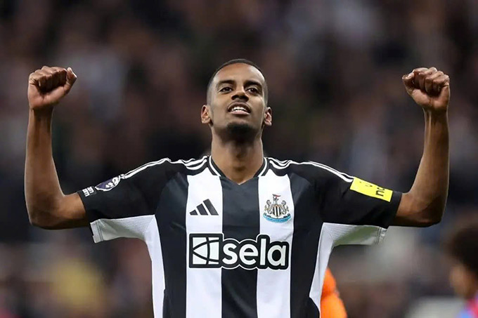 Isak chia tay Newcastle 