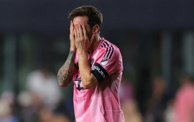 Messi ôm mặt thất vọng