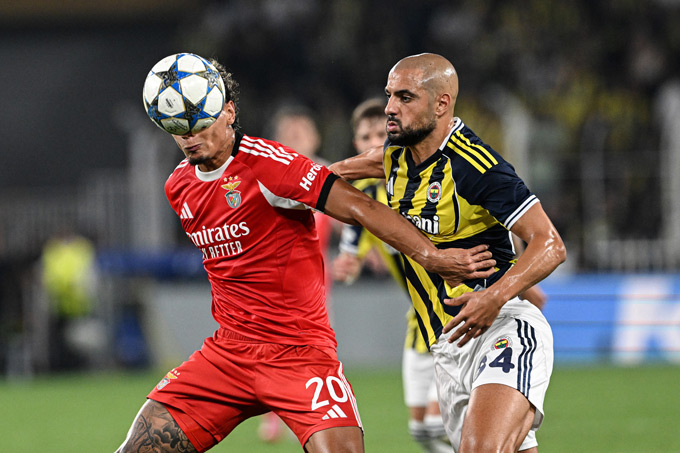 Amrabat (phải) là một tiền vệ máu lửa