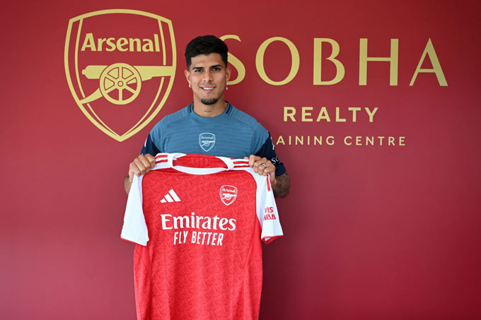 Hincapie chính thức khoác áo Arsenal theo dạng cho mượn