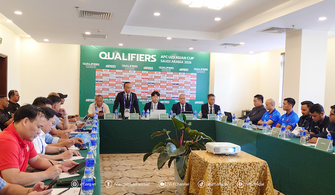 Tổng thư ký VFF Nguyễn Văn Phú phát biểu chào mừng quan khách và các đội đến tham dự giải - Ảnh: VFF 