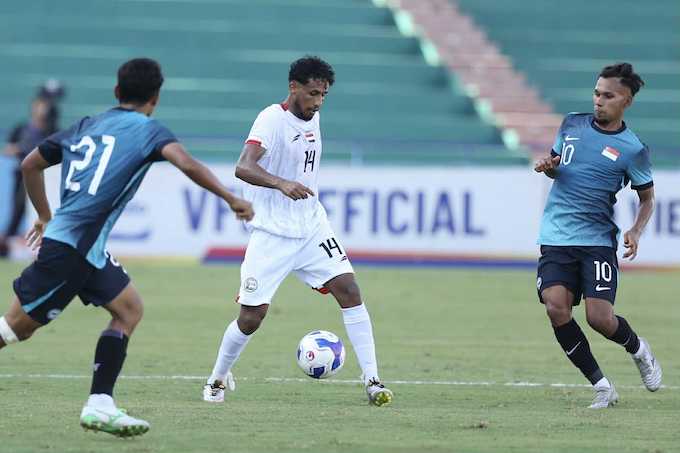 U23 Yemen (áo trắng) cho thấy sự vượt trội so với U23 Singapore. ảnh: Hoàng Tùng 
