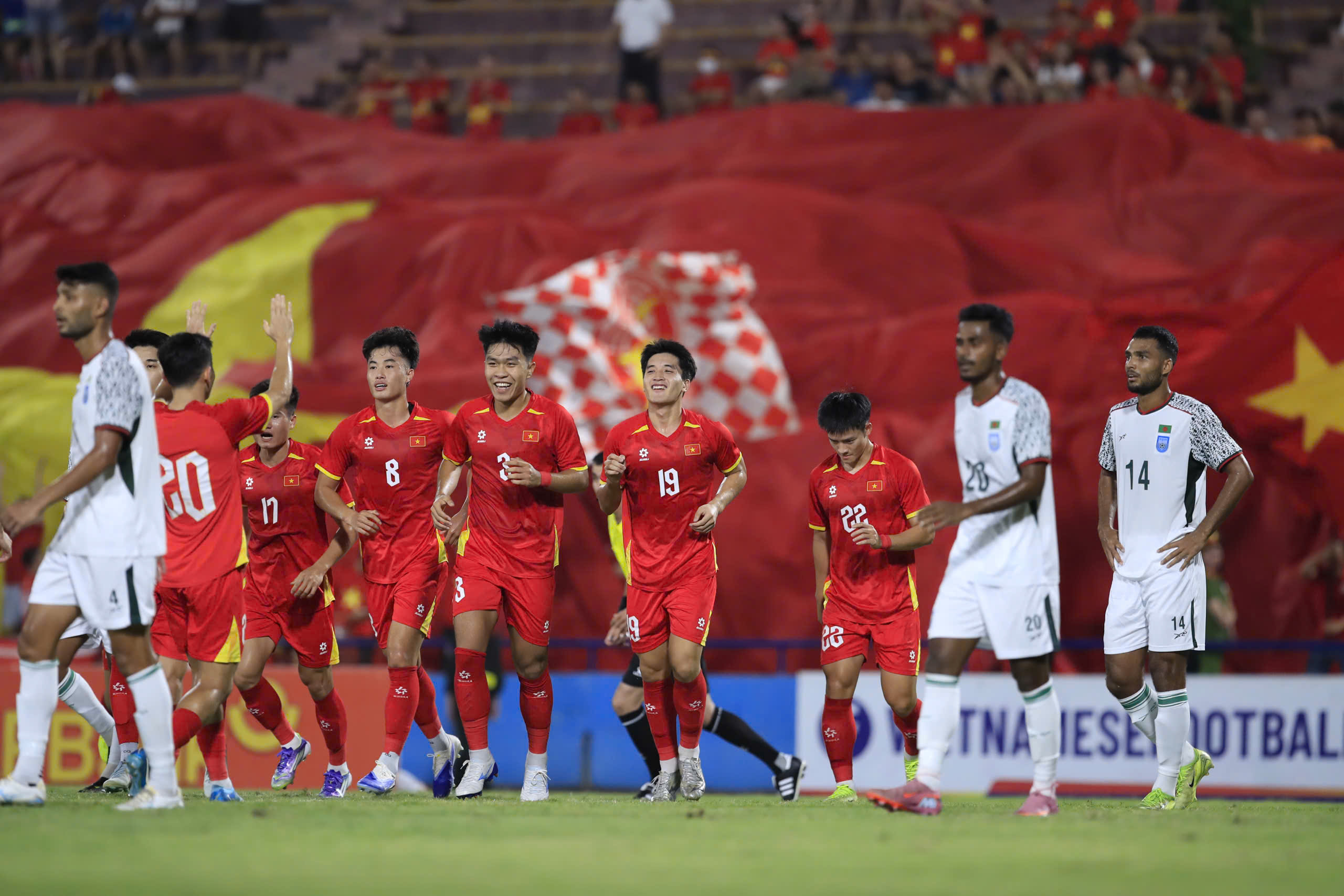 U23 Việt Nam ghi bàn thắng vào lưới Bangladesh. Ảnh: Đức Cường