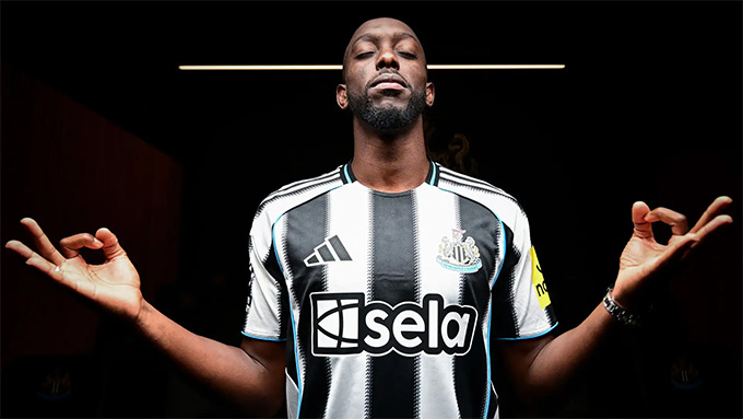 Wissa suýt không tới được Newcastle do trục trặc giấy tờ