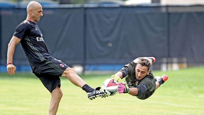 Donnarumma tập luyện cùng HLV thủ môn đầu tiên của mình, ông Alfredo Magni (trái)