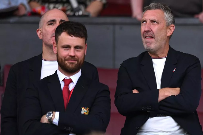 Berrada (phía sau), Vivell và Wilcox (phải) trong khu vực dành cho ban giám đốc tại Old Trafford