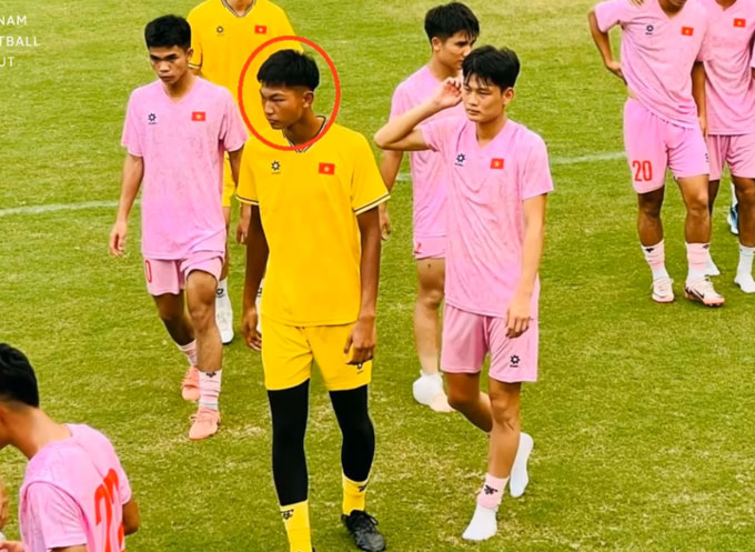Nhật Ka (khoanh đỏ) trong lần tập trung cùng đội U20 Việt Nam