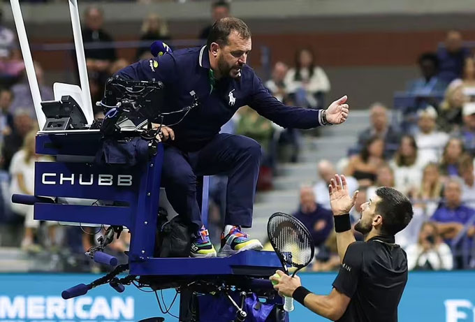 Djokovic cãi nhau với cả trọng tài và CĐV