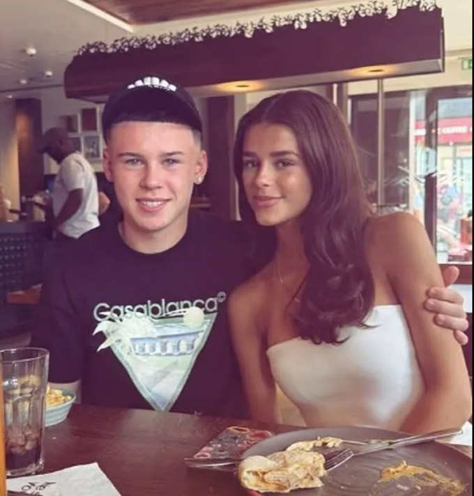 Kai Rooney hạnh phúc bên bạn gái
