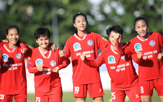 Niềm vui của các cầu thủ Than KSVN khi cân bằng tỷ số 2-2. Ảnh: Phan Tùng