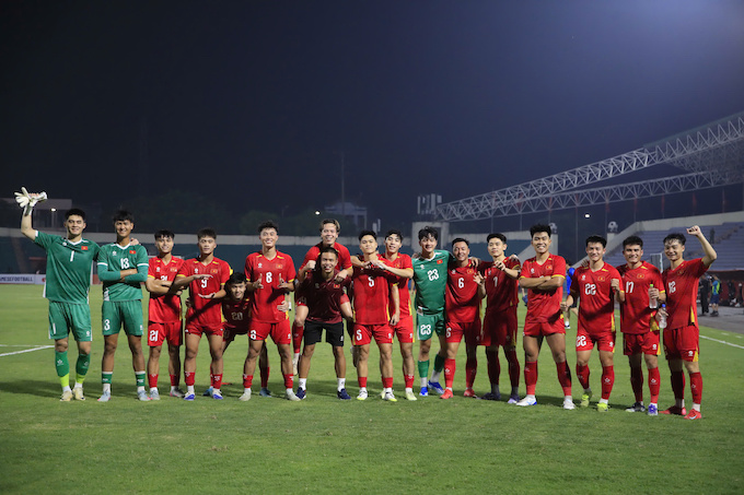 U23 Việt Nam đang quyết giành 3 điểm trước U23 Singapore. Ảnh: Đức Cường 