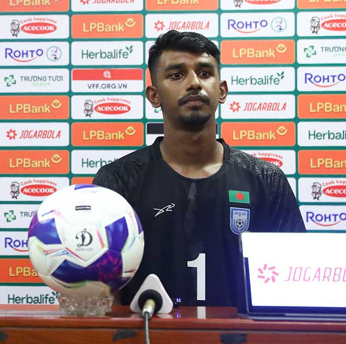 Thủ môn U23 Bangladesh cứu thua trước các pha hãm thành bên phía U23 Việt Nam - Ảnh: Đức Cường