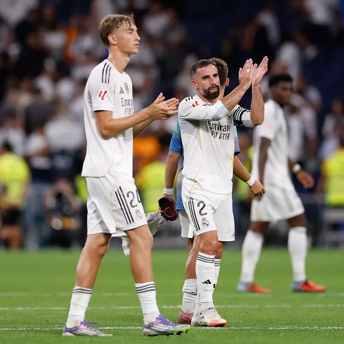 Huijsen sớm thân thiết với thủ quân Carvajal và Rudiger.