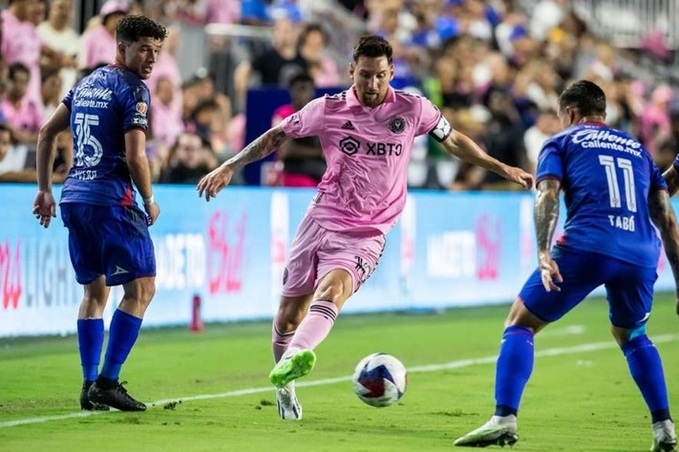 Lionel Messi là điển hình của cầu thủ thuận chân trái đá nghịch cánh