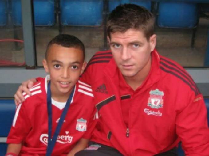 Trent chụp ảnh cùng huyền thoại Steven Gerrard