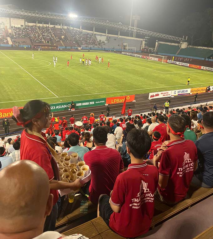 Nhà tài trợ đồng hành với ĐT Việt Nam cũng như người hâm mộ tới sân Việt Trì cổ vũ - Ảnh: VFF 