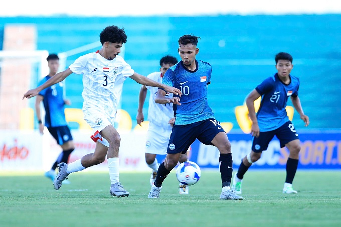 U23 Singapore (áo xanh) ở trận đấu với U23 Yemen. Ảnh: Minh Tuấn