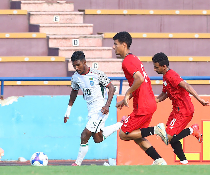 U23 Bangladesh (áo trắng) đã gây không ít khó khăn cho U23 Yemen. Ảnh: Đức Cường