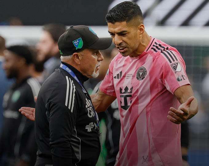 Suarez bị treo giò 6 trận vì hành vi phi thể thao