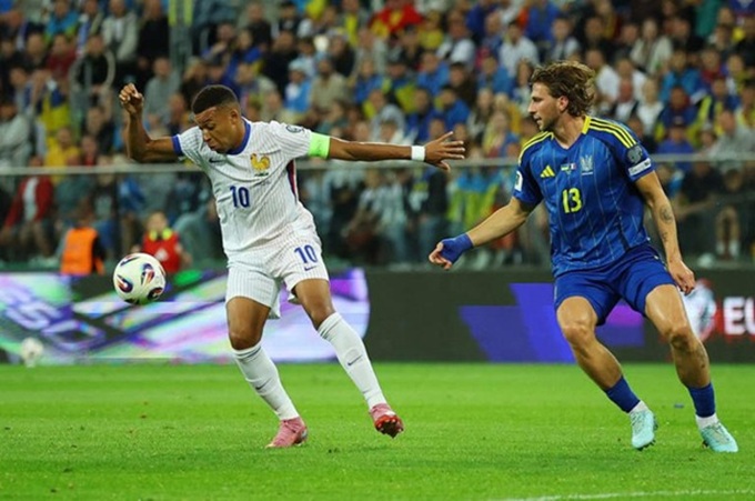 Mbappe lừa bóng qua Zabarnyi trước khi sút tung lưới Ukraine