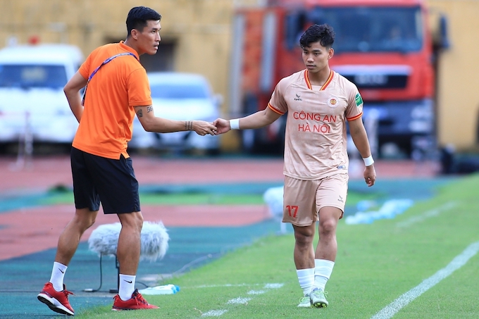 Chấn thương cổ chân khiến Văn Thanh không thể tập trung ĐTQG và thi đấu trong màu áo CAHN. Ảnh: Đức Cường