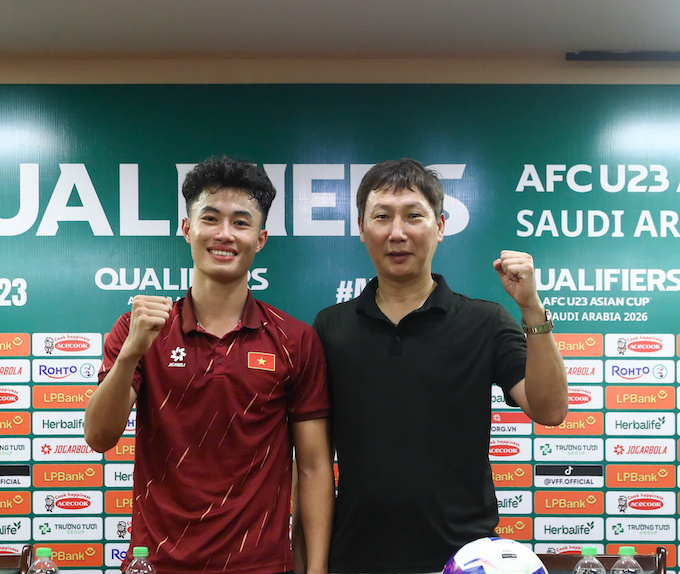 Hai thầy trò ĐT U23 Việt Nam thể hiện quyết tâm trước trận gặp U23 Yemen. Ảnh: Đức Cường 