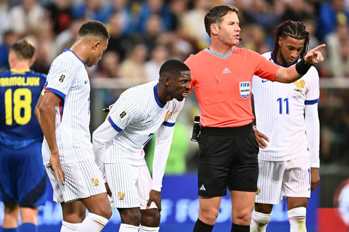 Dembele (giữa) sẽ phải ngồi ngoài thời gian dài