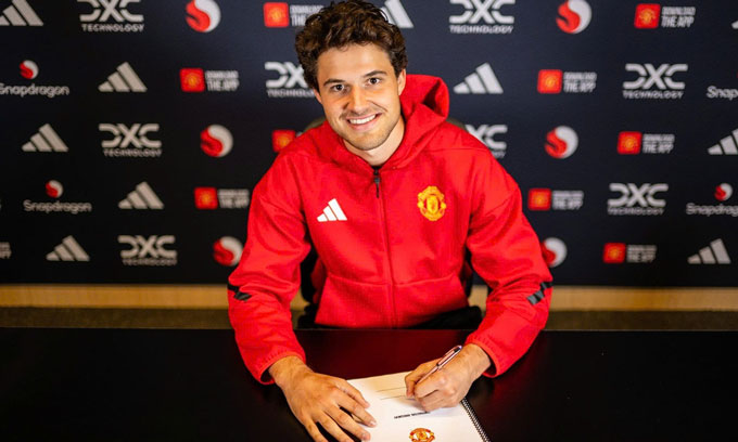 Lammens chỉ vừa mới ký hợp đồng và để anh bắt chính trận derby Manchester chẳng khác nào canh bạc