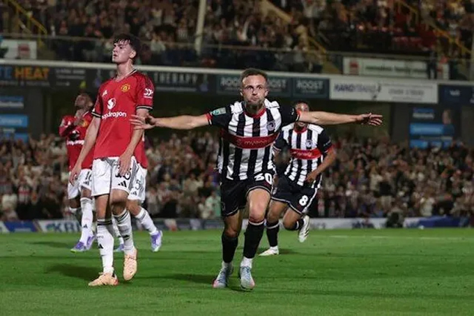 MU thua đau Grimsby tại vòng 2 League Cup