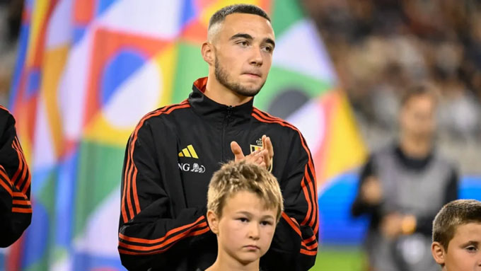 Zeno Debast được MU theo sát
