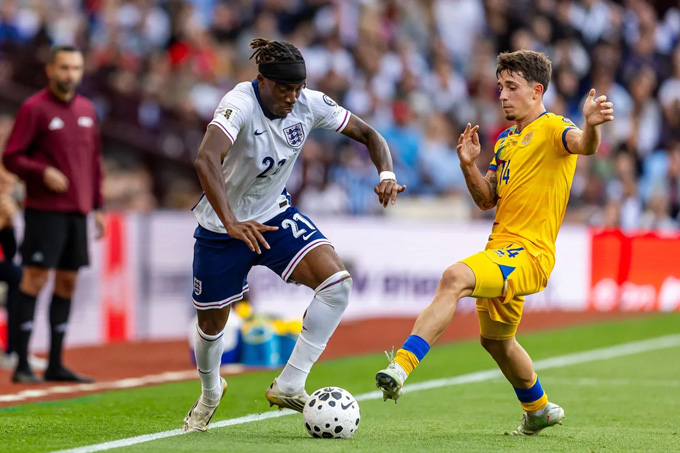 Madueke sở hữu tinh thần quái vật như Ronaldo, theo lời Isaksson-Hurst