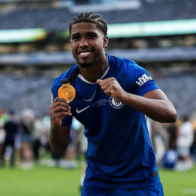 Santos không muốn rời MU vào lúc này