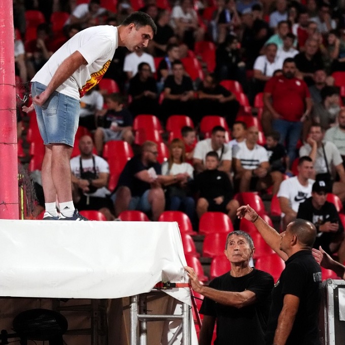 ĐT Anh nhận lấy sự thù địch từ fan Serbia
