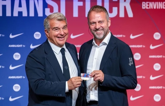 Nếu HLV Hansi Flick (phải) giúp Barca thành công trên sân cỏ, Laporta sẽ bớt đau đầu