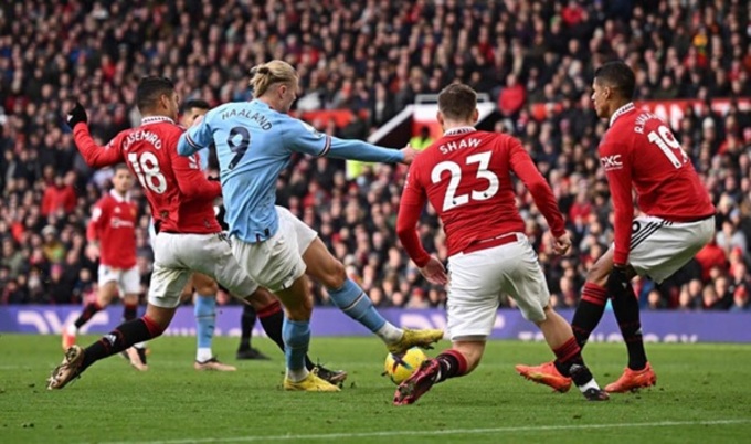 Tiền đạo Erling Haaland của Man City (áo xanh) sẽ gieo rắc kinh hoàng cho MU ở trận derby Manchester cuối tuần này?