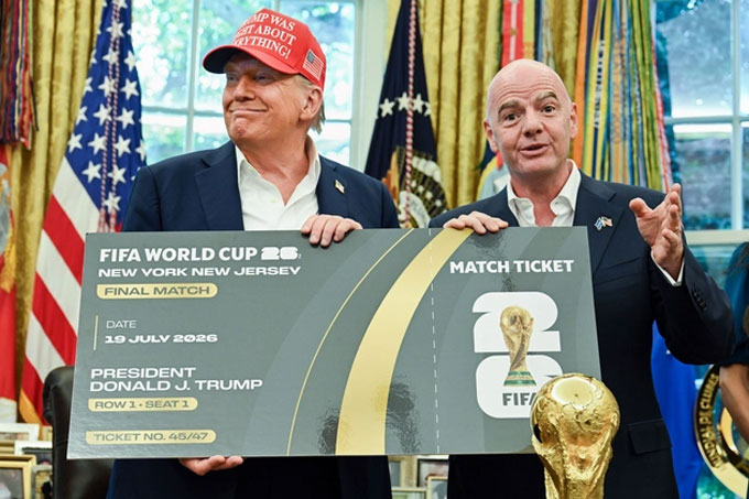 Tổng thống Mỹ Donald Trump và Chủ tịch FIFA Gianni Infantino trong lễ công bố ngày bốc thăm VCK World Cup 2026