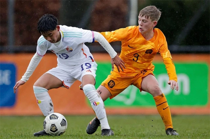 Khôi trong màu áo U16F Bỉ