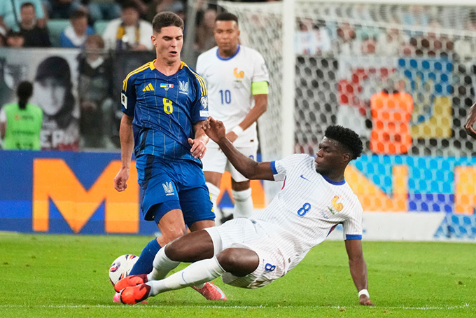 Aurelien Tchouamen chơi rất hay ở cả ĐT Pháp...