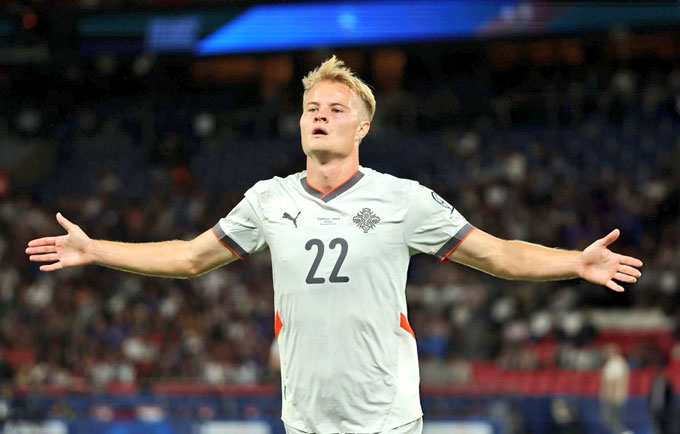 Andri Gudjohnsen ghi bàn vào lưới ĐT Pháp 