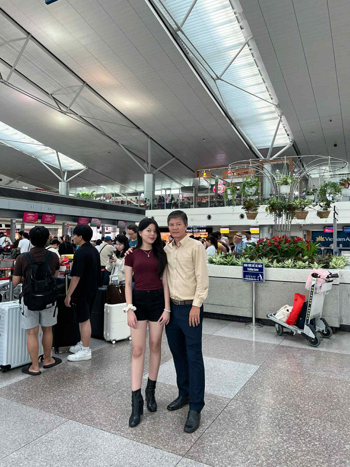 Cựu danh thủ Huỳnh Quốc Cường bịn rịn chia tay con gái tại sân bay Tân Sơn Nhất (TP.HCM)