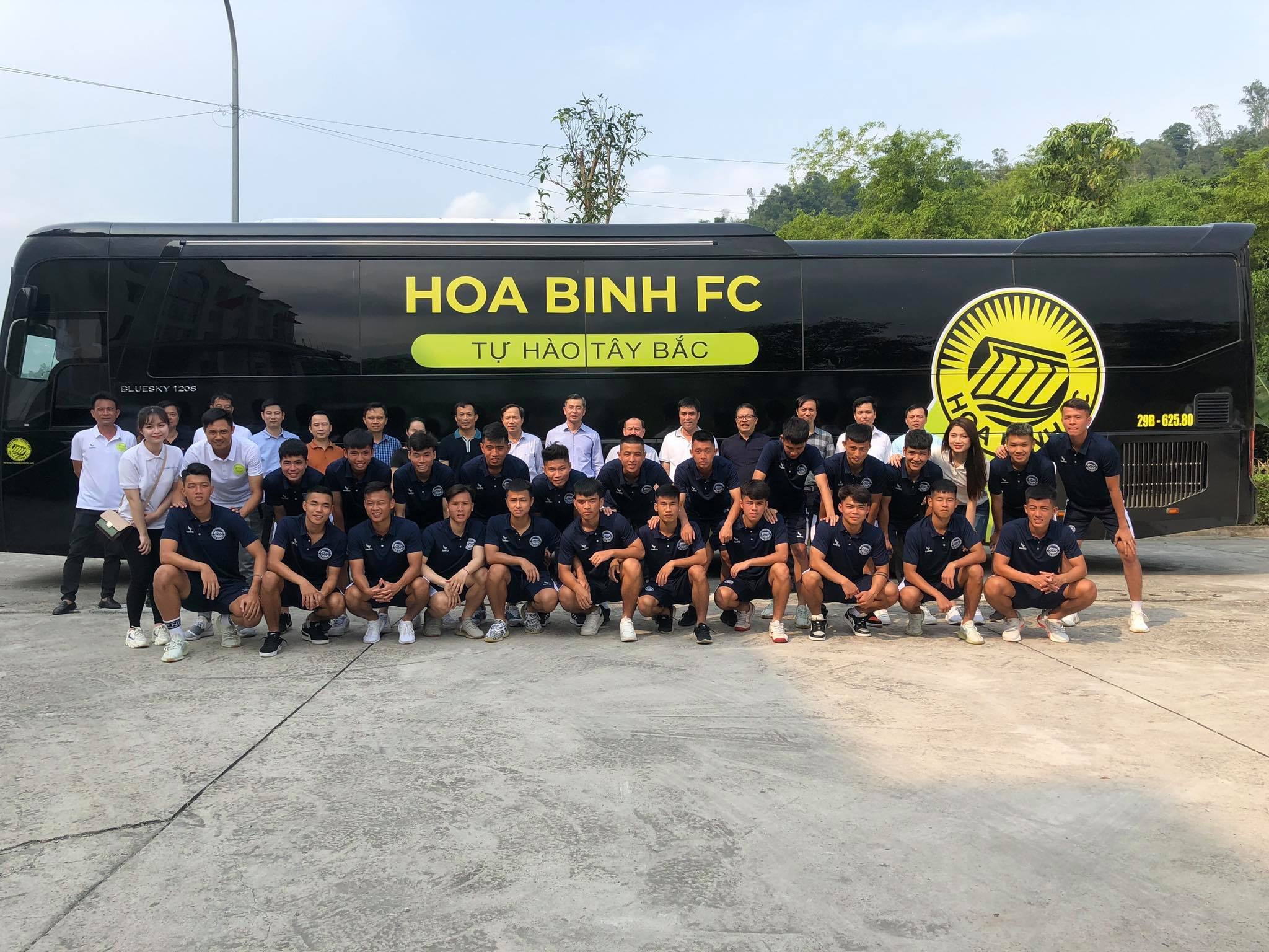 CLB Hoà Bình trải qua đủ cung bậc cảm xúc trước khi thông báo rút lui khỏi giải chuyên nghiệp - Ảnh: Đức Cường