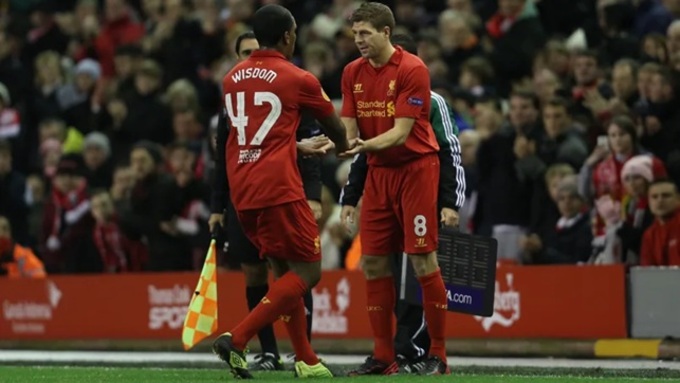 Andre Wisdom từng là đồng đội của Steven Gerrard ở Liverpool
